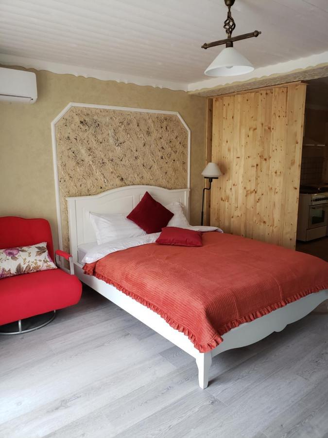 Phoenix Studio Bucharest Luaran gambar