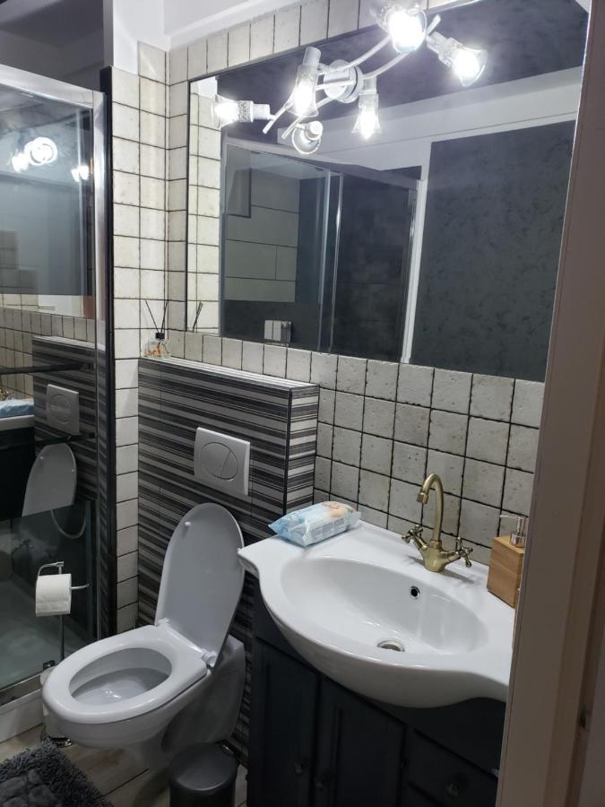 Phoenix Studio Bucharest Luaran gambar