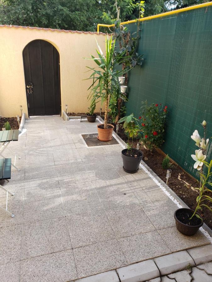 Phoenix Studio Bucharest Luaran gambar